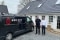 På billedet ses installatøren fra AKN VVS sammen med kunde